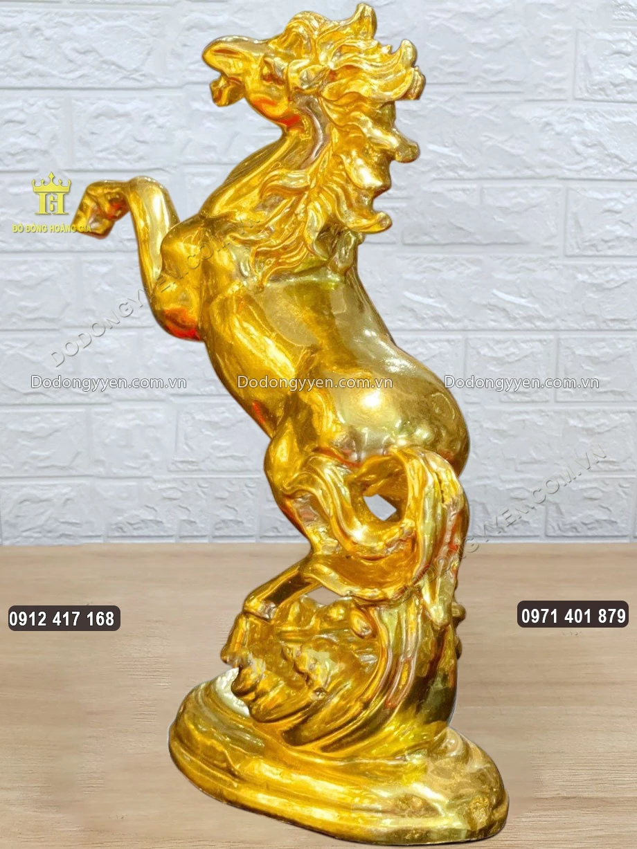 H&igrave;nh ảnh ph&iacute;a sau của bức tượng ngựa